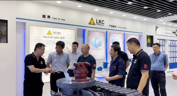 青島德州老鄉(xiāng)會宮兆東秘書長、禹城市在青流動黨員黨總支籌建負(fù)責(zé)人劉建民一行7人蒞臨公司參觀調(diào)研3.jpg 青島德州老鄉(xiāng)會宮兆東秘書長、禹城市在青流動黨員黨總支籌建負(fù)責(zé)人劉建民一行7人蒞臨公司參觀調(diào)研3.jpg