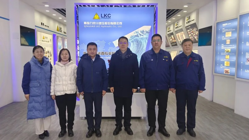 高新區工委委員、管委副主任張建軍一行蒞臨青島力克川液壓股份有限公司調研指導1.jpg